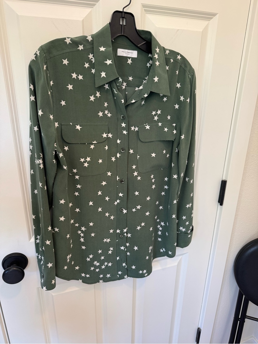 Equipment Femme Olive Green Star-Print Button-Down Shirt sz:small